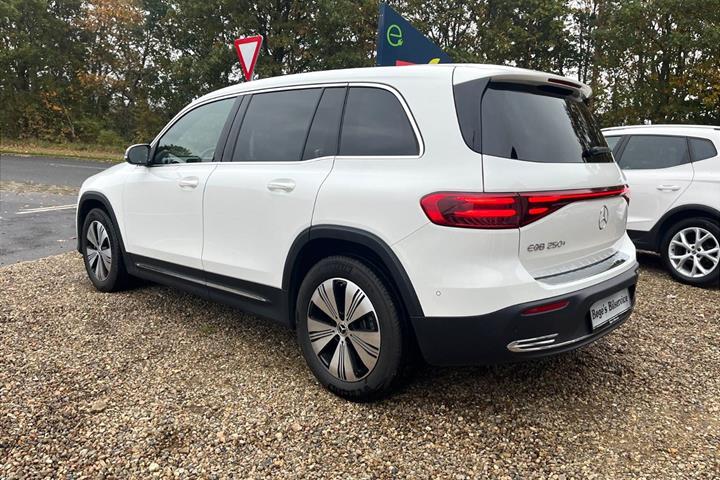 Hvid Mercedes EQB250+ fra 2025