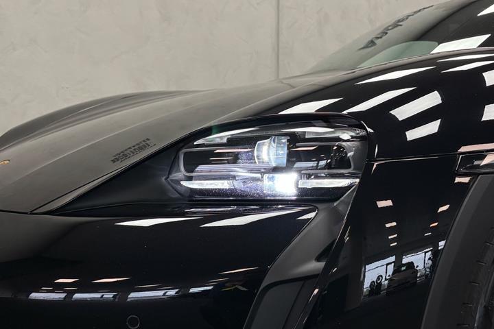Sort Porsche Taycan fra 2023