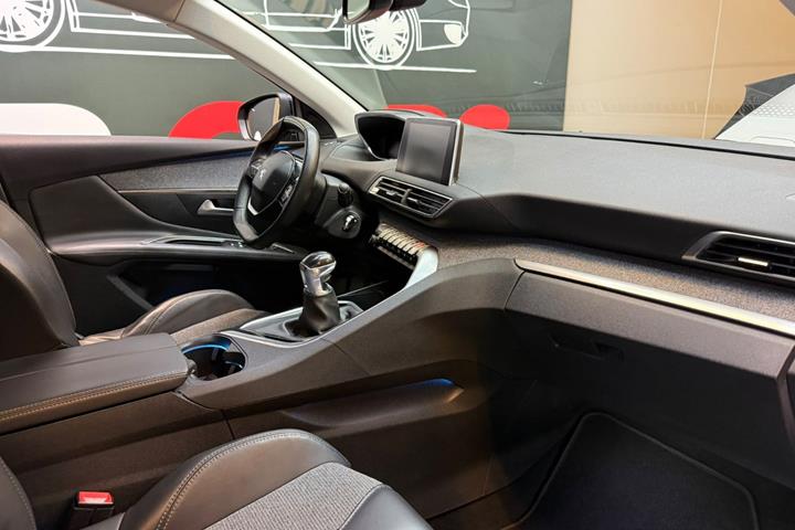 Sort Peugeot 3008 fra 2017