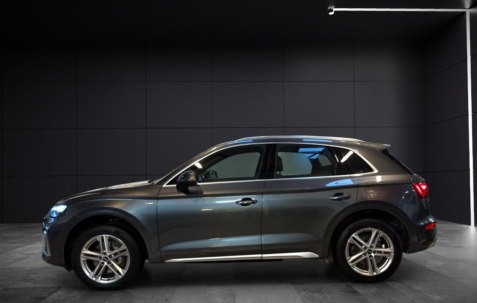Grå Audi Q5 fra 2021