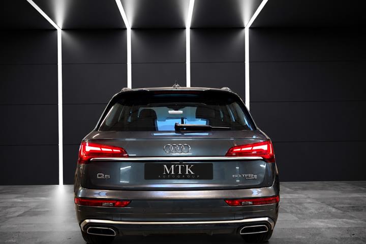 Grå Audi Q5 fra 2021