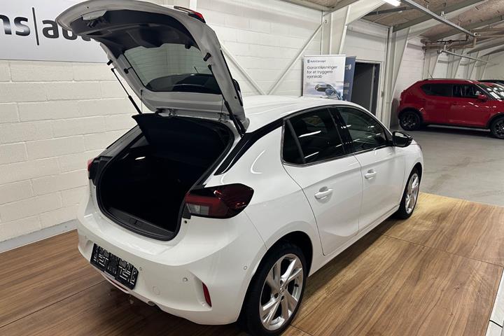 Hvid Opel Corsa fra 2020
