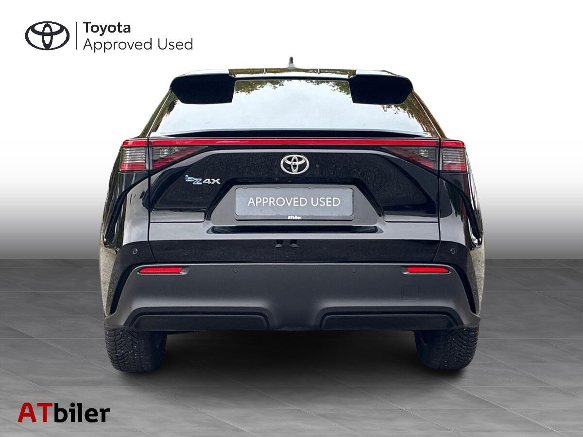 Sort Toyota BZ4X fra 2024