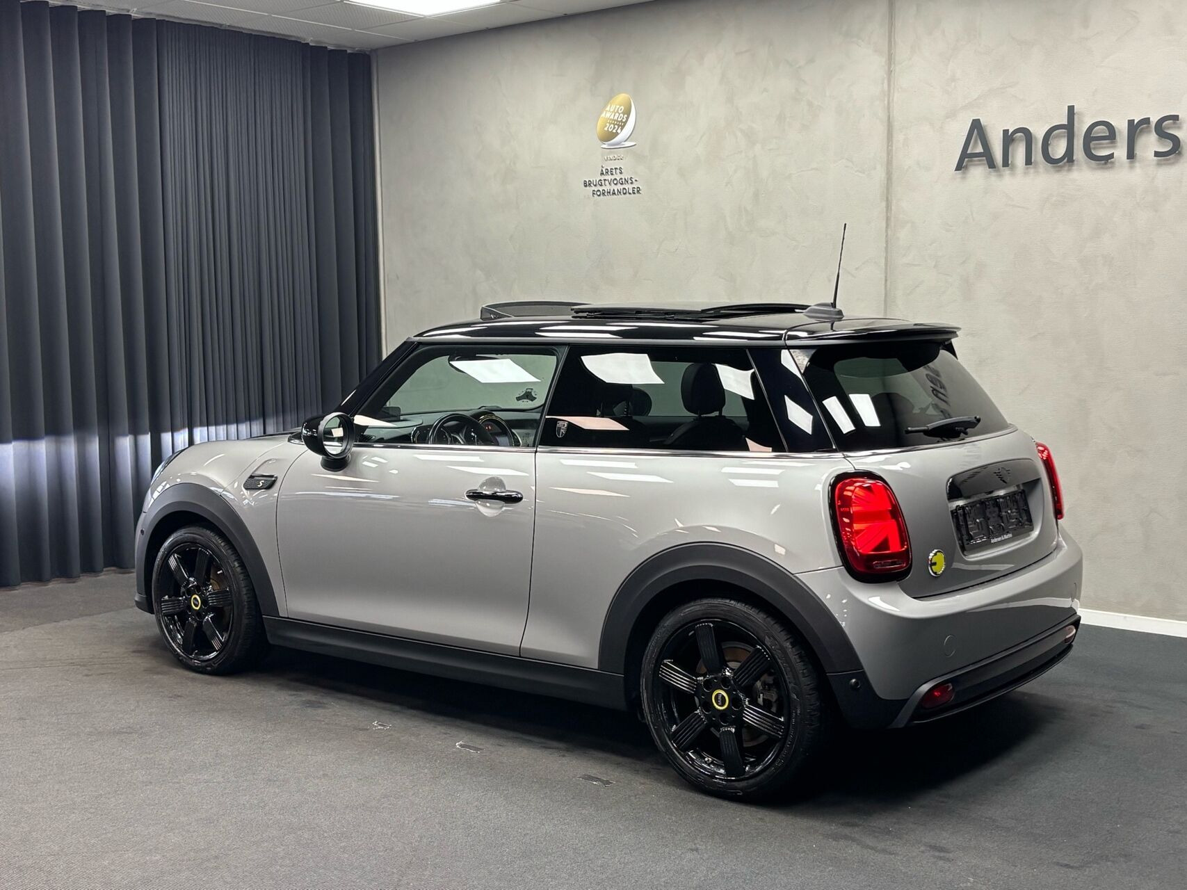 Grå Mini Cooper fra 2023