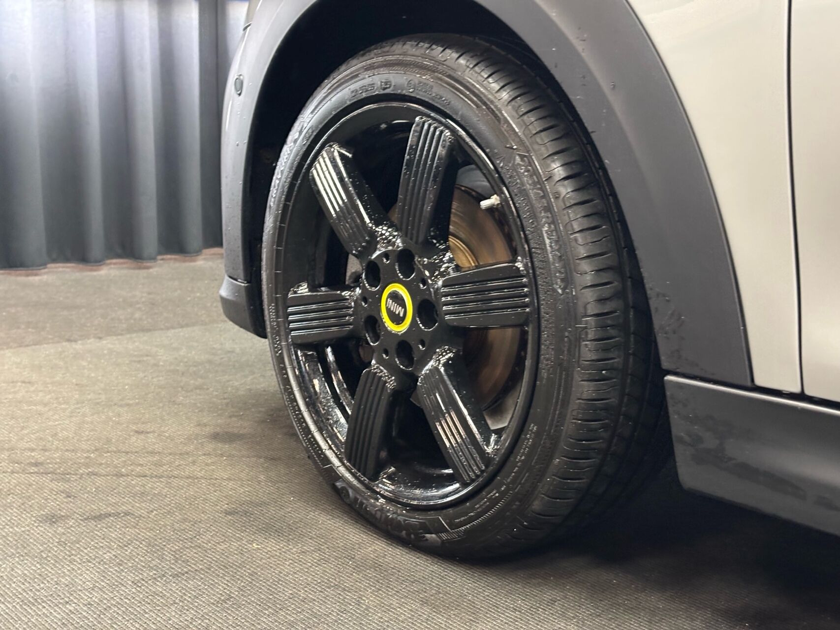 Grå Mini Cooper fra 2023