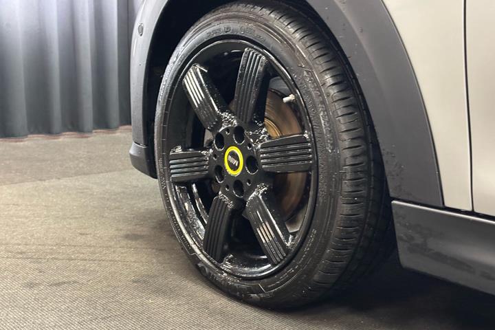 Grå Mini Cooper fra 2023