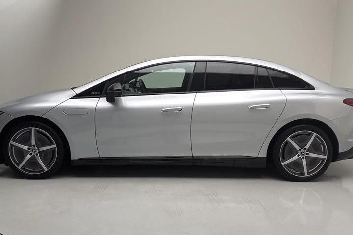 Sølv Mercedes EQE350+ fra 2025