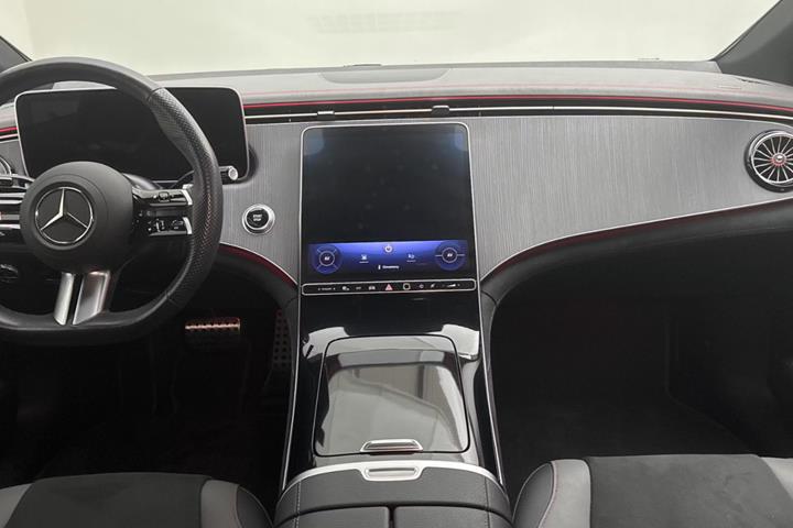 Sølv Mercedes EQE350+ fra 2025