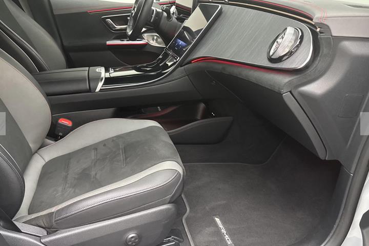 Sølv Mercedes EQE350+ fra 2025