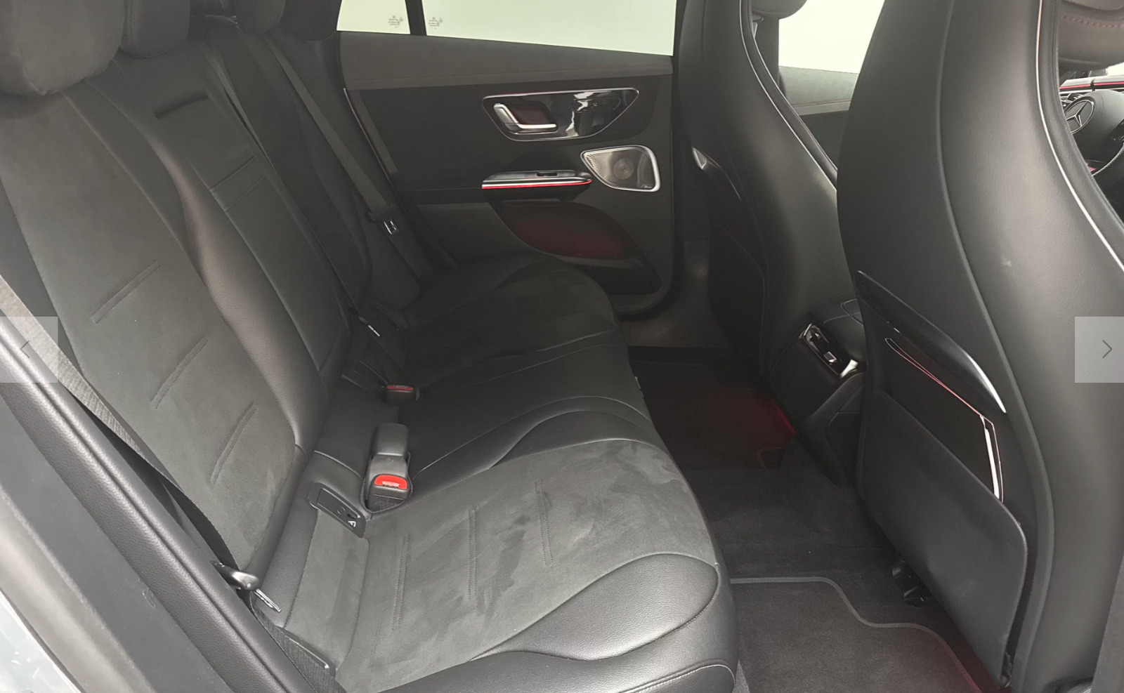 Sølv Mercedes EQE350+ fra 2025