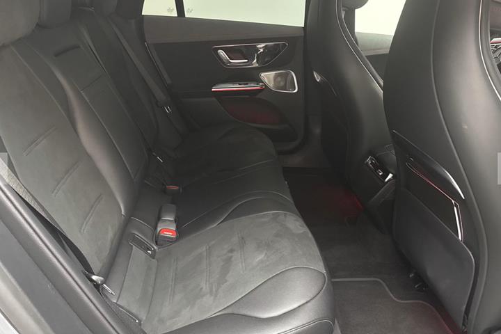 Sølv Mercedes EQE350+ fra 2025