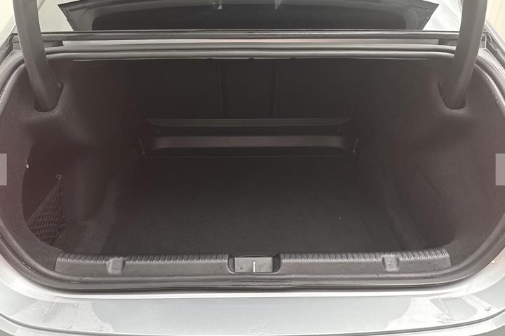 Sølv Mercedes EQE350+ fra 2025