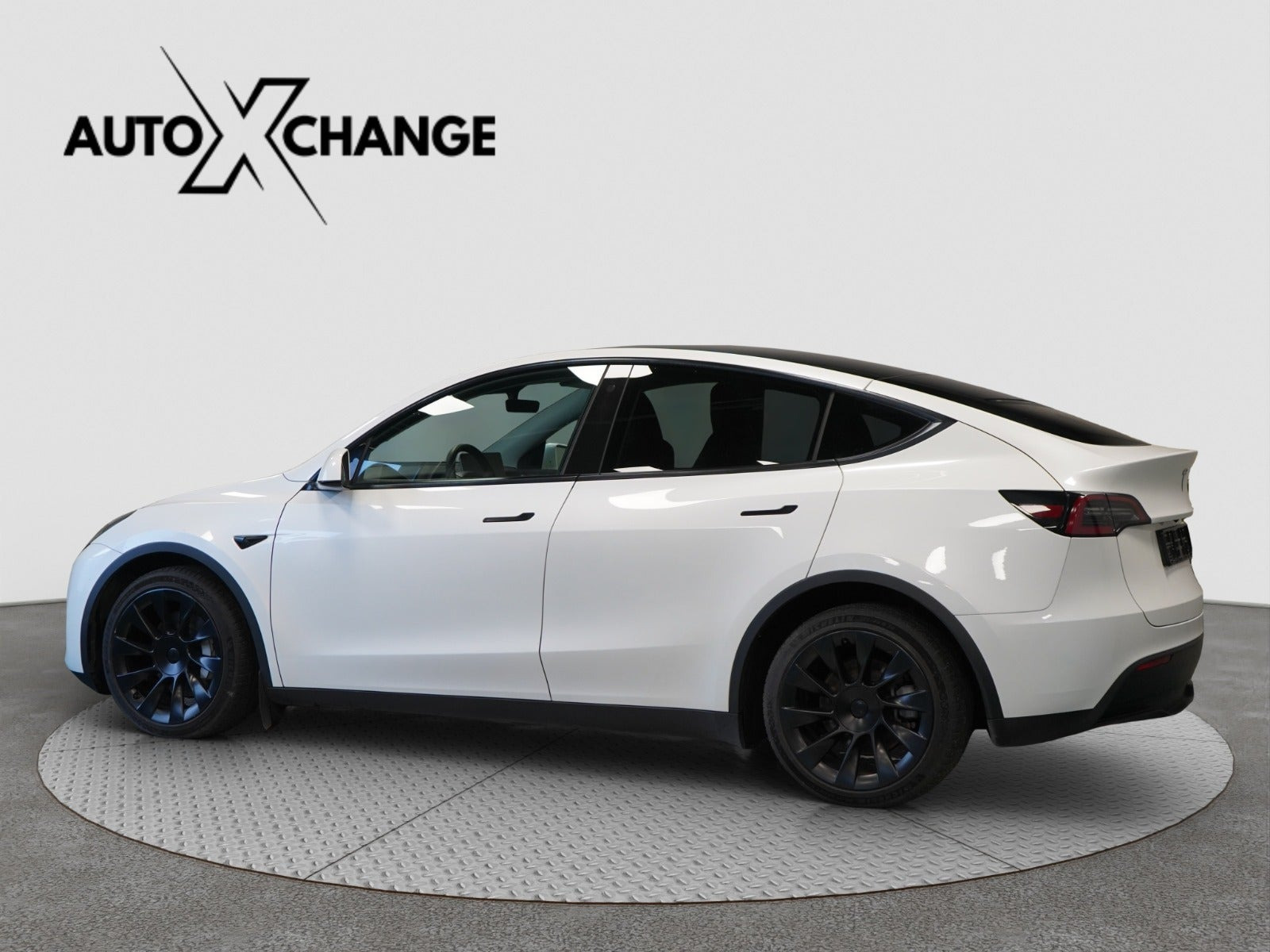 Hvid Tesla Model Y fra 2023
