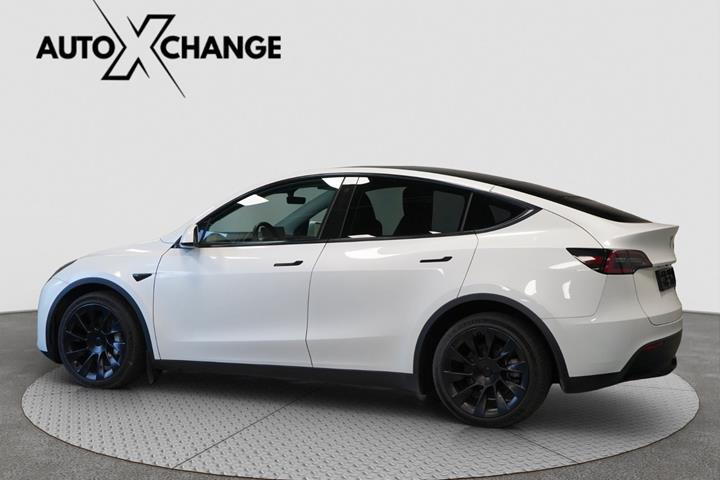 Hvid Tesla Model Y fra 2023