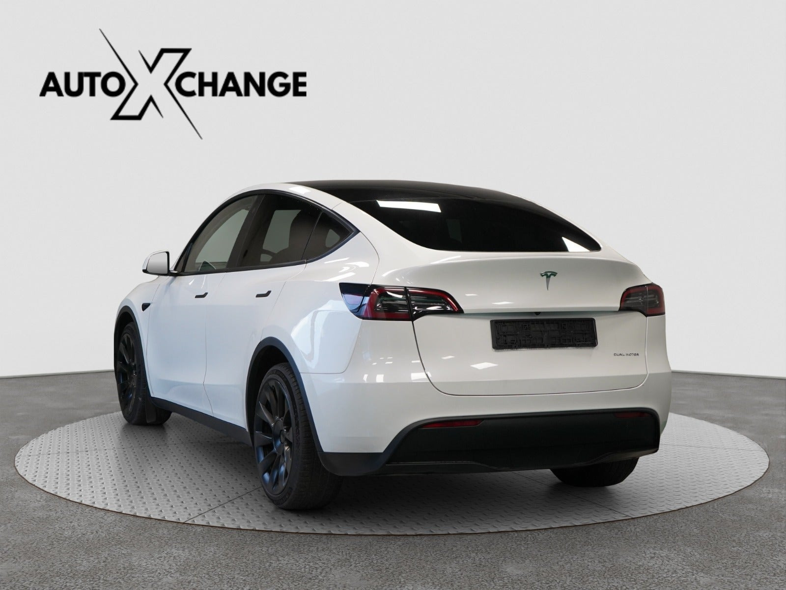 Hvid Tesla Model Y fra 2023