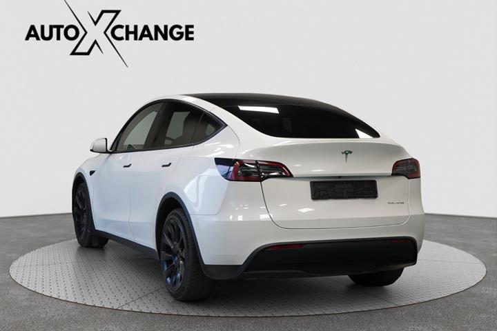 Hvid Tesla Model Y fra 2023