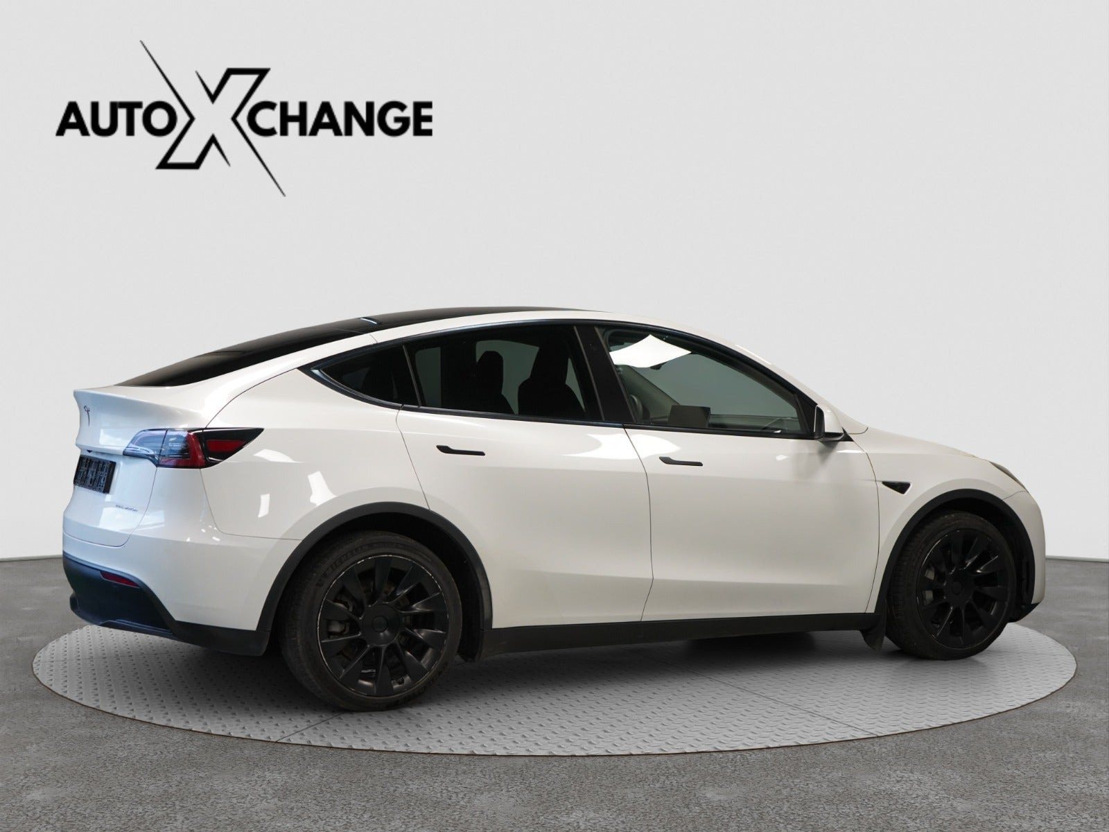 Hvid Tesla Model Y fra 2023