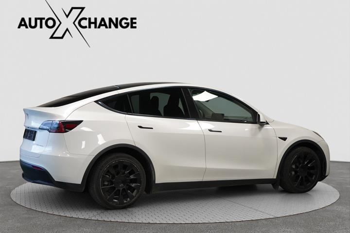 Hvid Tesla Model Y fra 2023
