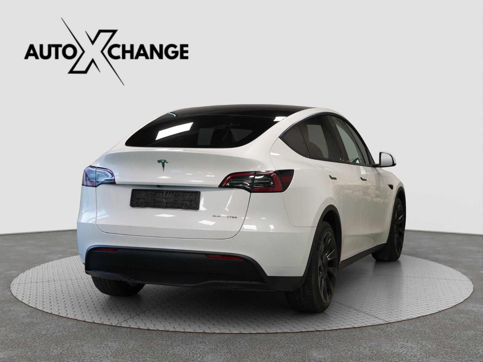 Hvid Tesla Model Y fra 2023