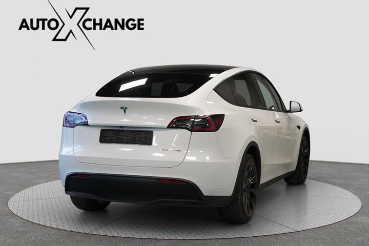 Hvid Tesla Model Y fra 2023