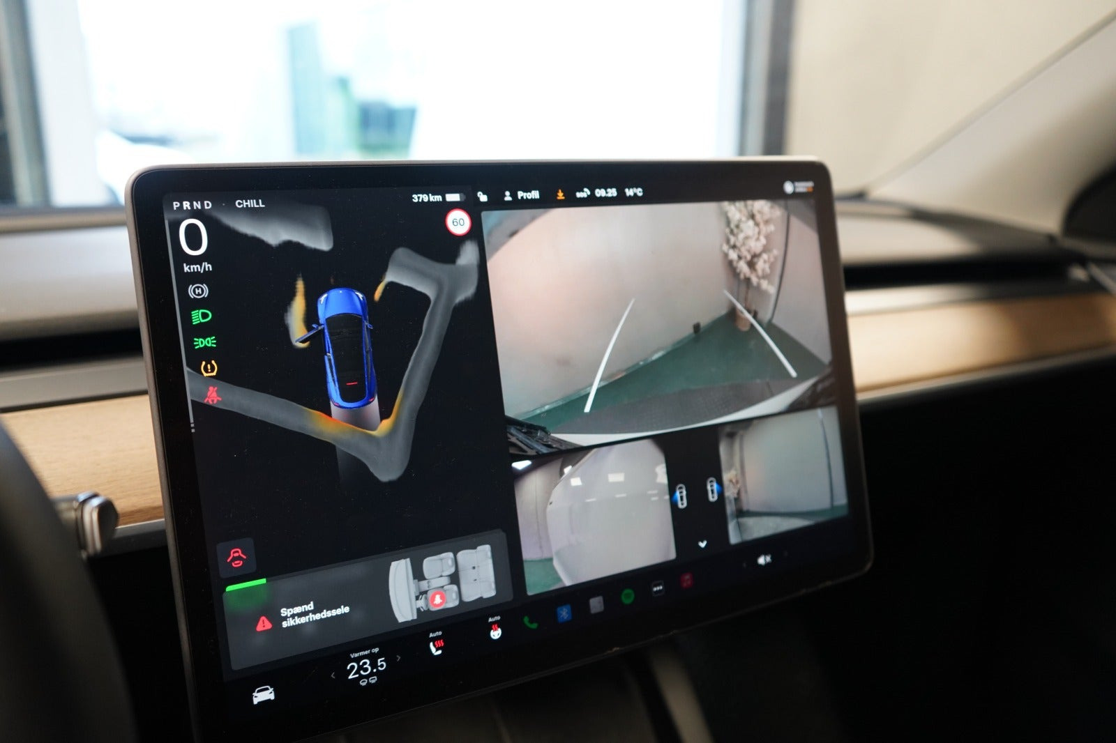 Hvid Tesla Model Y fra 2023