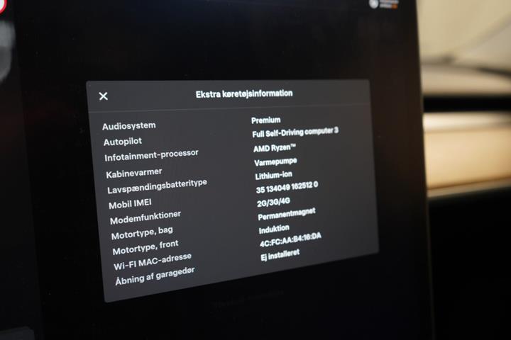 Hvid Tesla Model Y fra 2023