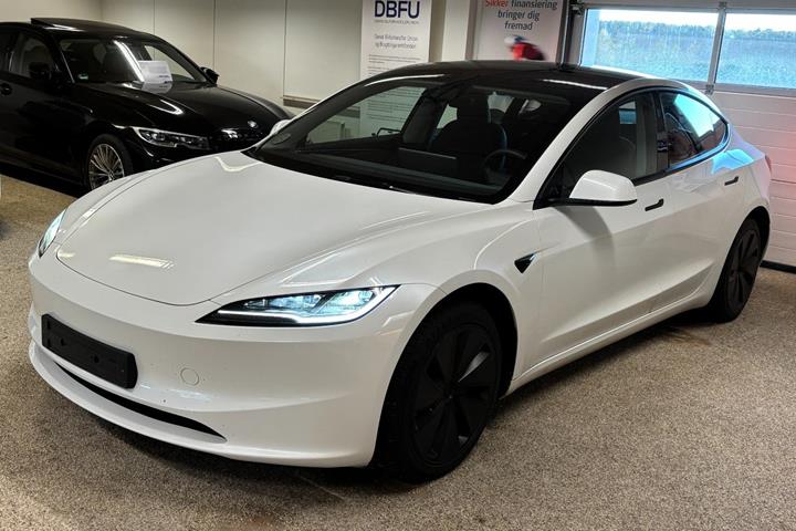 Hvid Tesla Model 3 fra 2024