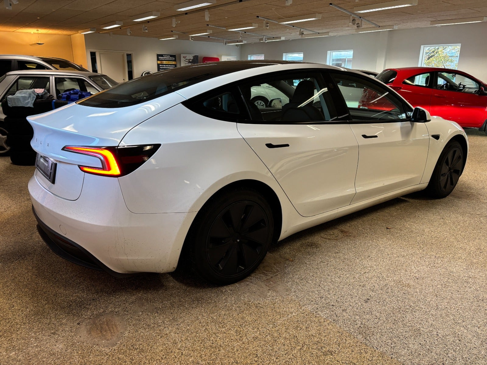 Hvid Tesla Model 3 fra 2024