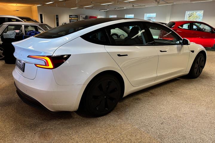 Hvid Tesla Model 3 fra 2024