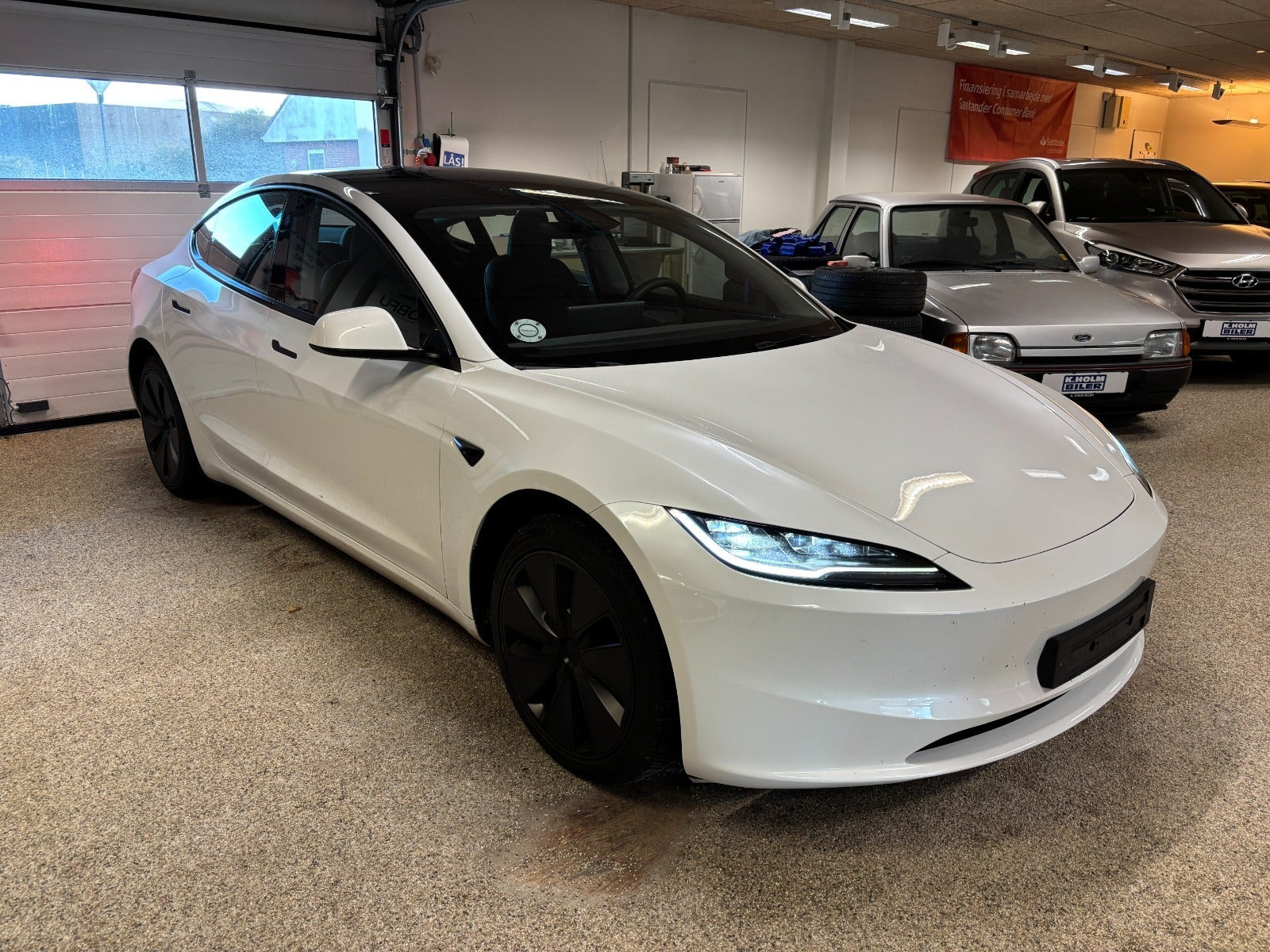 Hvid Tesla Model 3 fra 2024