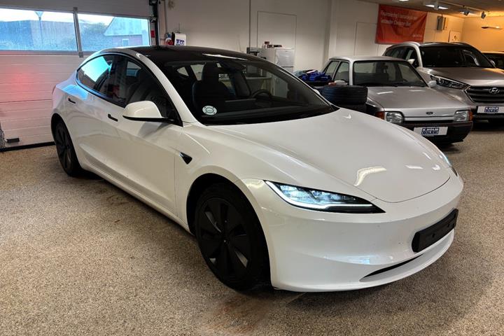 Hvid Tesla Model 3 fra 2024