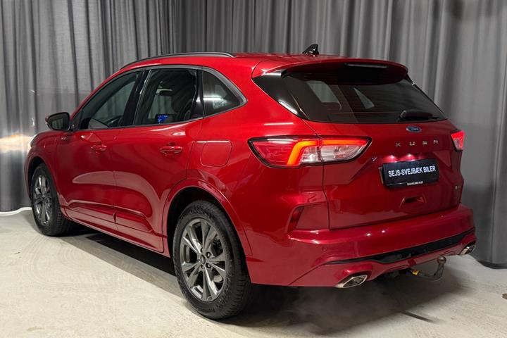 Rød Ford Kuga fra 2020