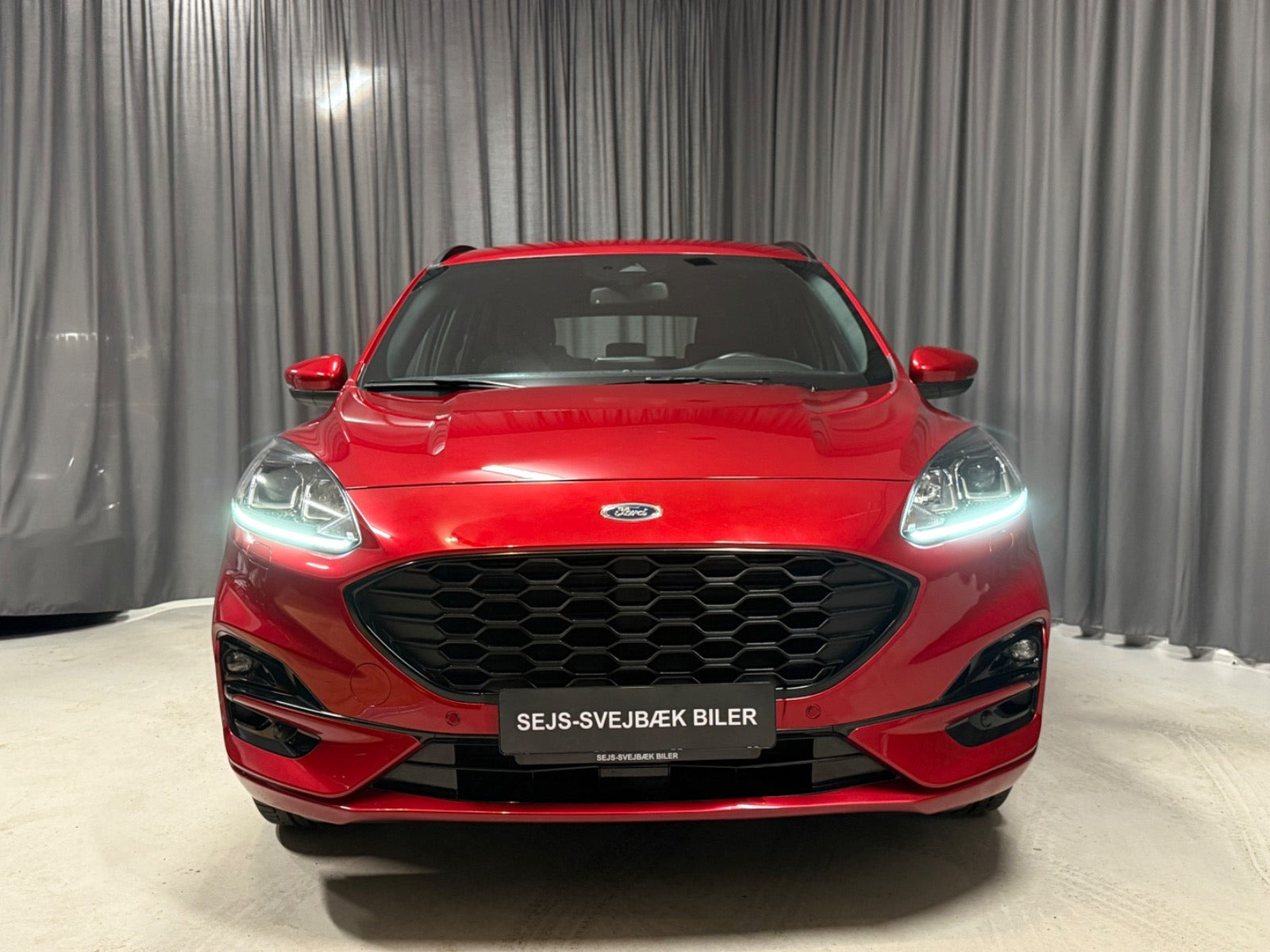 Rød Ford Kuga fra 2020