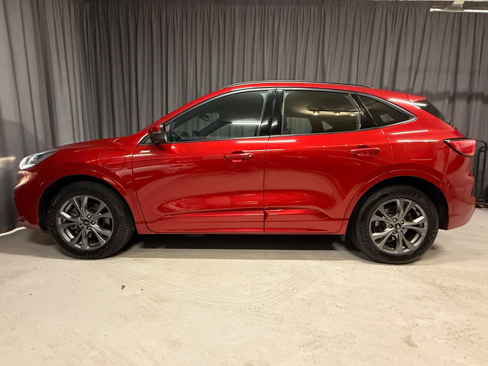 Rød Ford Kuga fra 2020