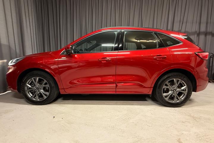 Rød Ford Kuga fra 2020