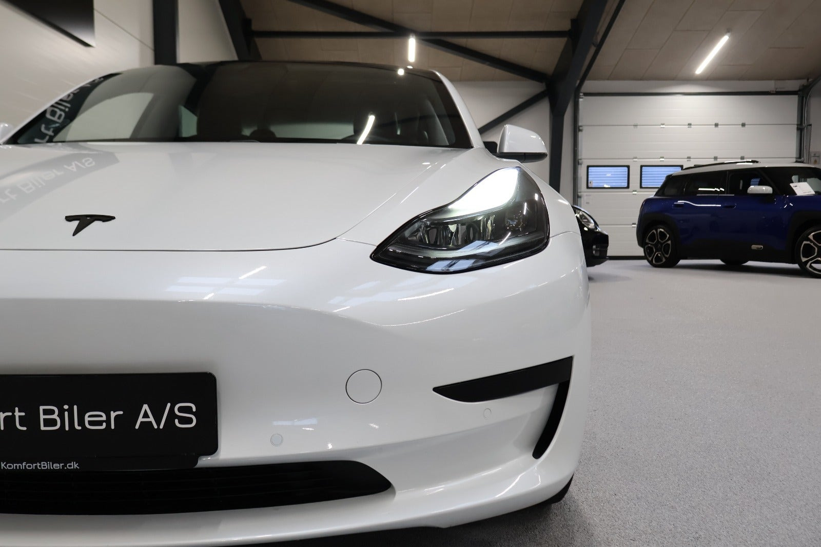 Hvid Tesla Model 3 fra 2021