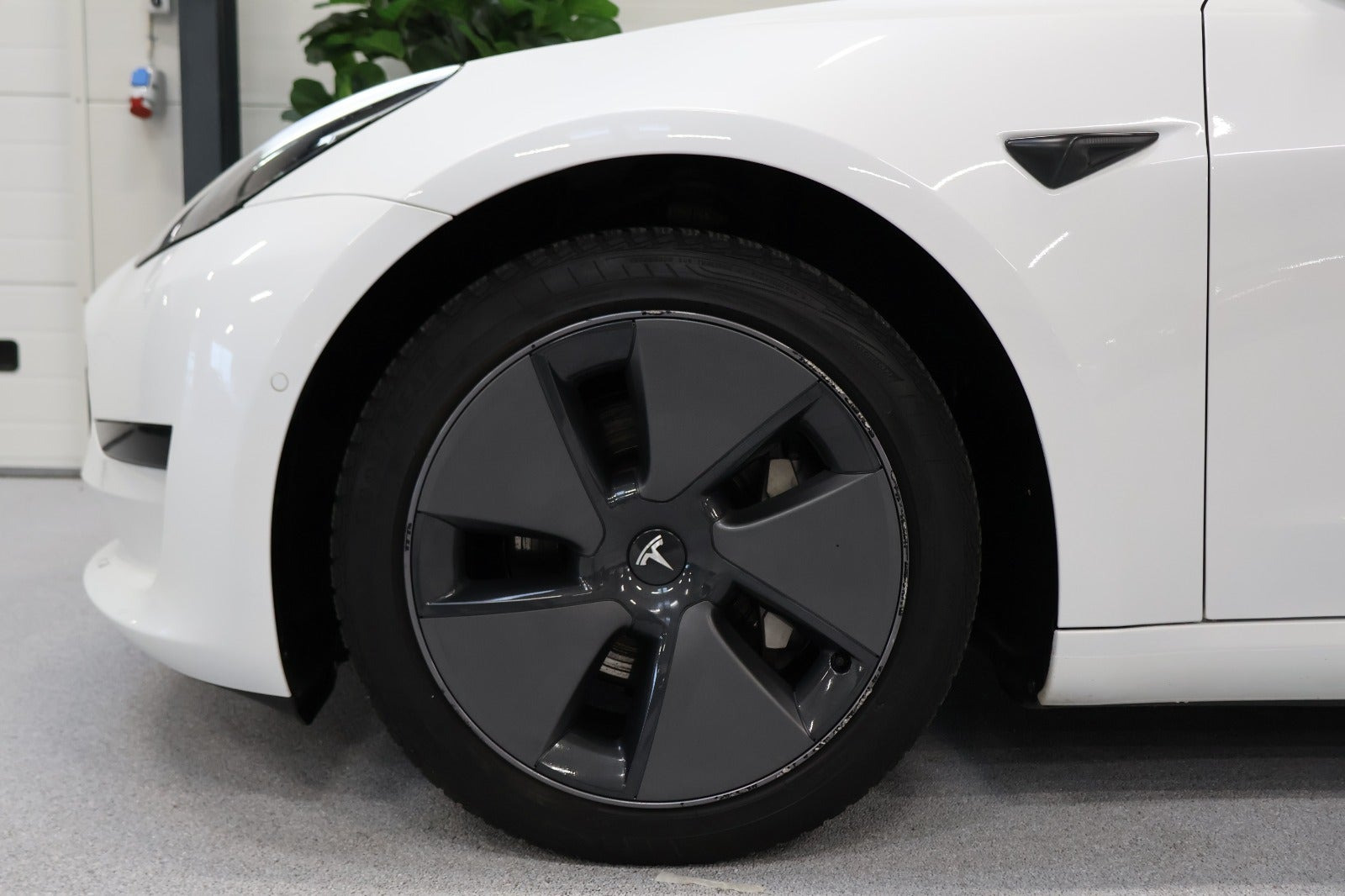 Hvid Tesla Model 3 fra 2021