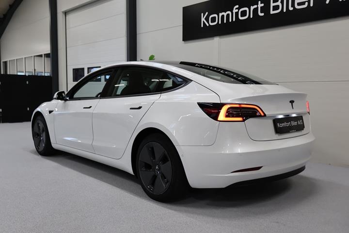 Hvid Tesla Model 3 fra 2021