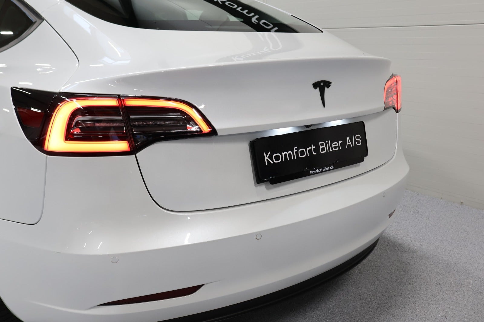 Hvid Tesla Model 3 fra 2021