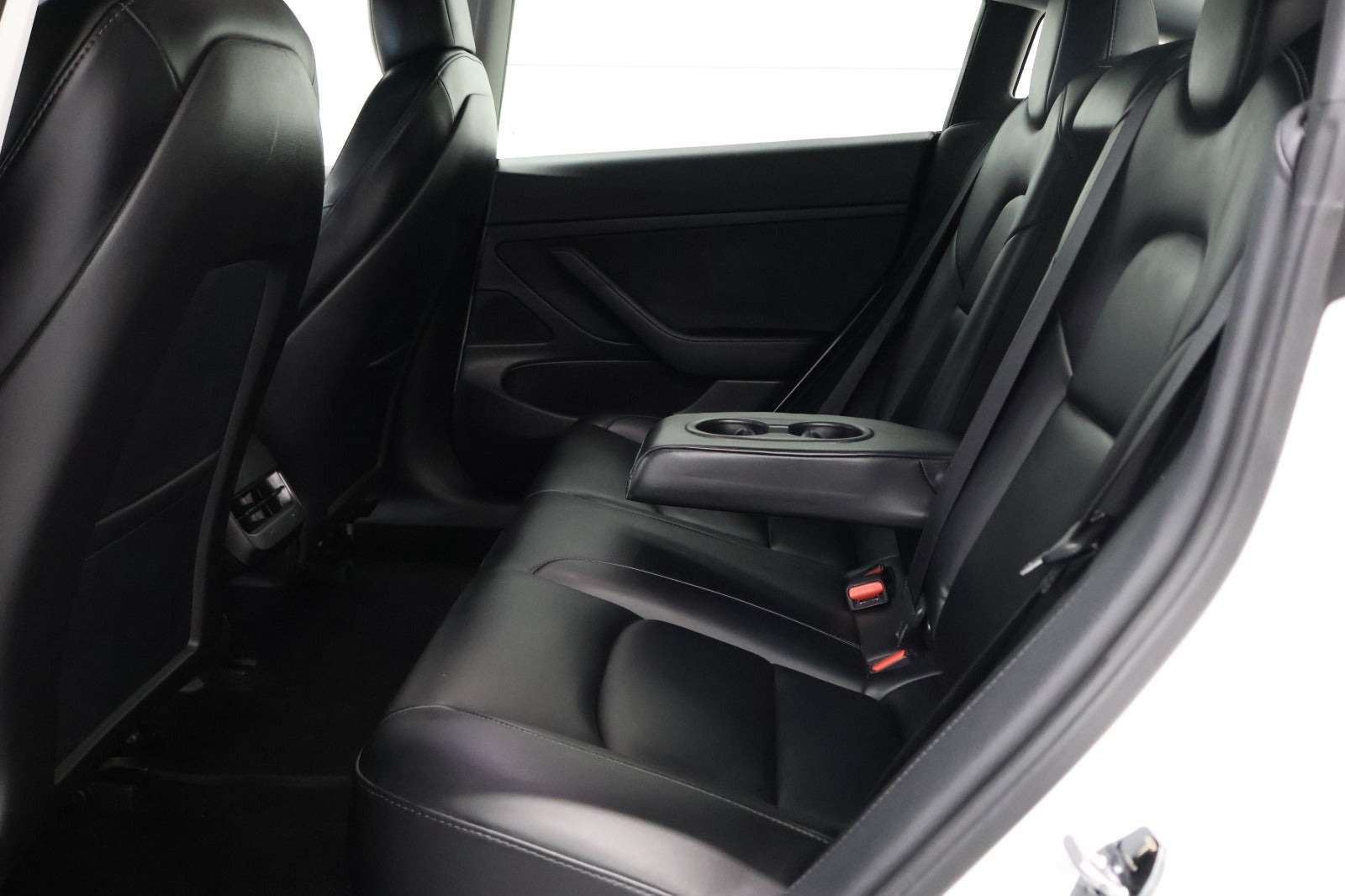 Hvid Tesla Model 3 fra 2021
