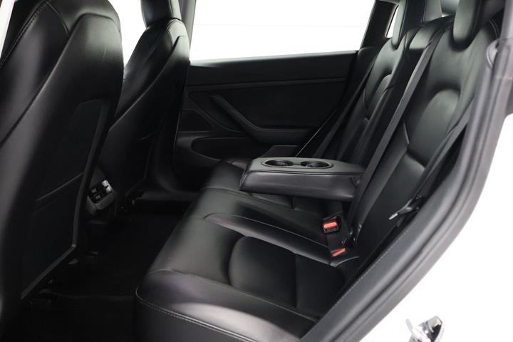 Hvid Tesla Model 3 fra 2021