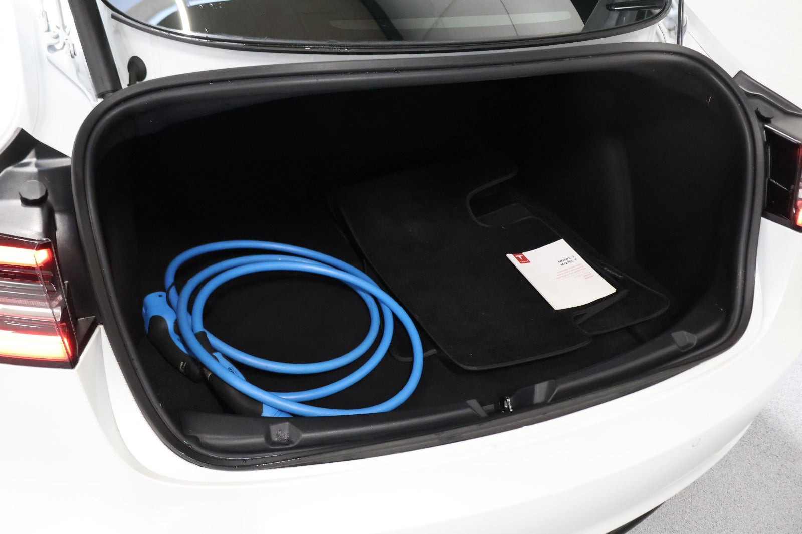 Hvid Tesla Model 3 fra 2021