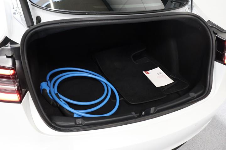 Hvid Tesla Model 3 fra 2021
