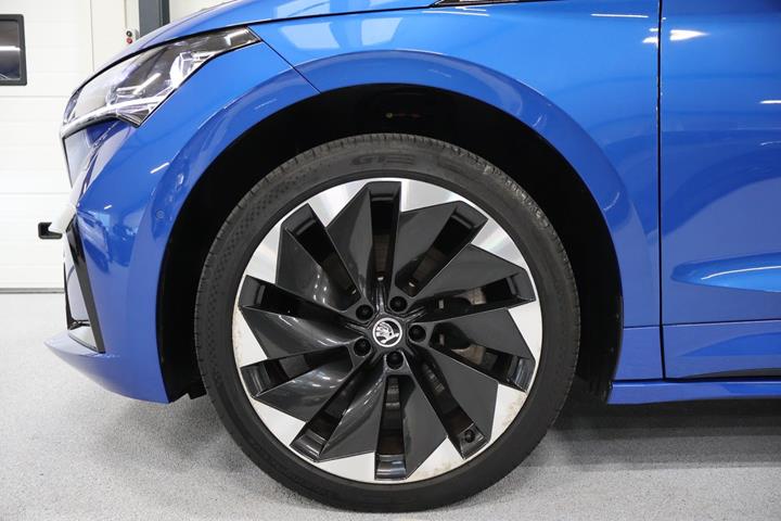 Blå Skoda Enyaq fra 2024