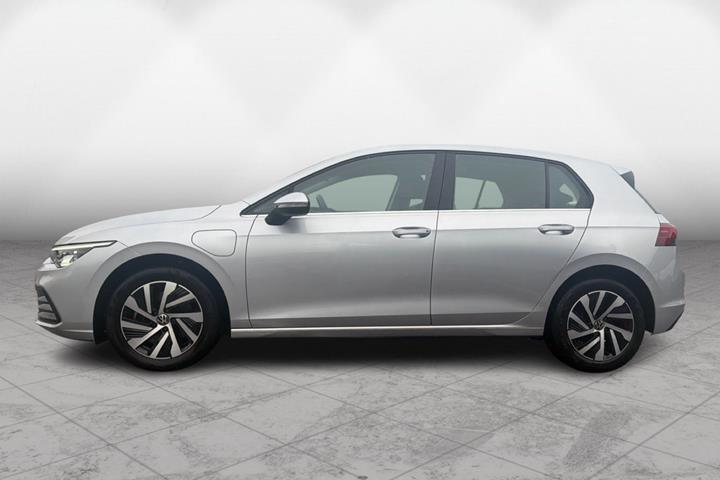 Grå VW Golf VIII fra 2021