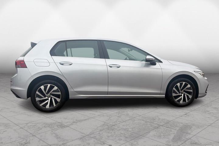 Grå VW Golf VIII fra 2021