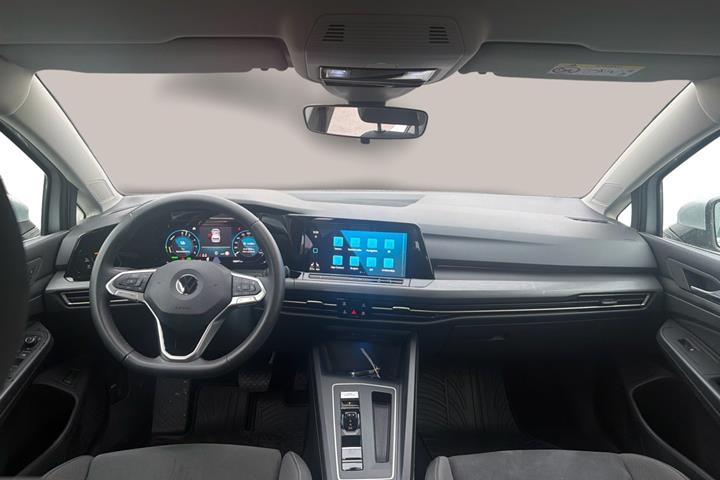 Grå VW Golf VIII fra 2021