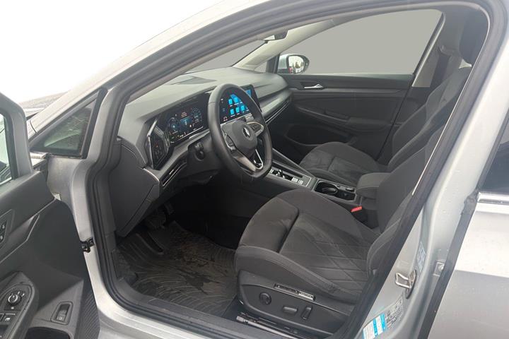 Grå VW Golf VIII fra 2021