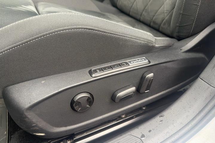 Grå VW Golf VIII fra 2021