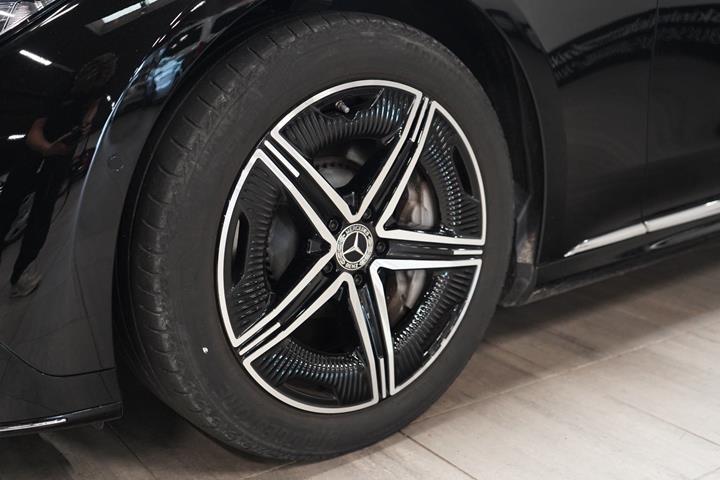 Sort Mercedes EQE350 fra 2024